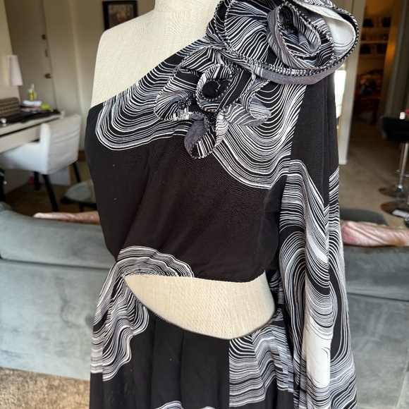 abstract printed 3d rose one shoulder maxi dress with slit - Picture 3 of 8